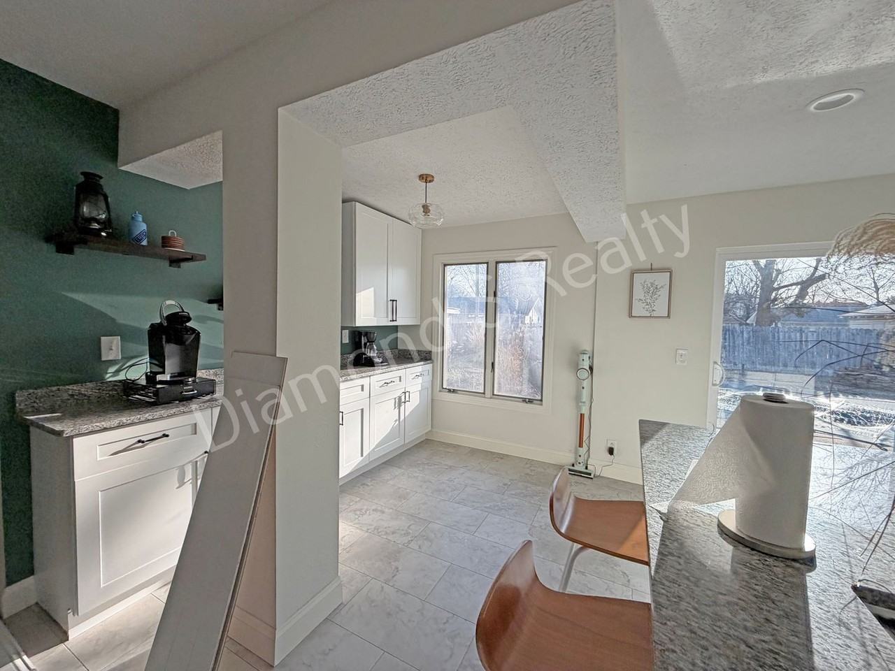 1918 S Kings Ave - Photo 4 of 17