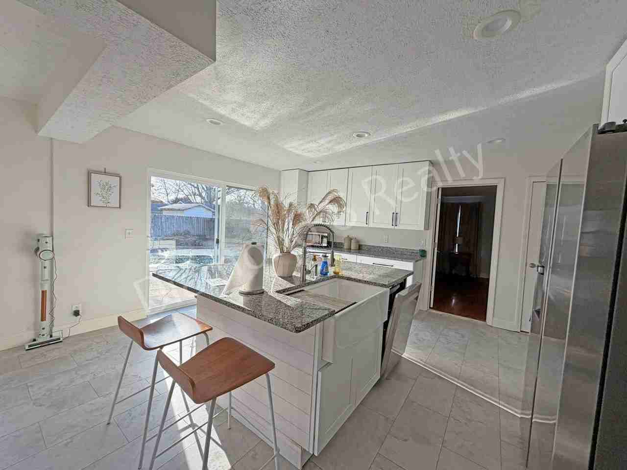 1918 S Kings Ave - Photo 5 of 17