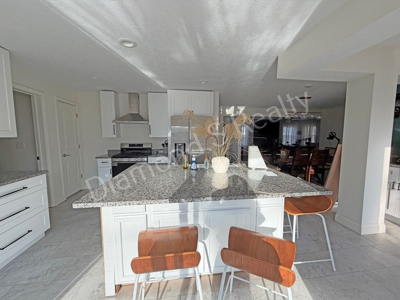 1918 S Kings Ave - Photo 6 of 17