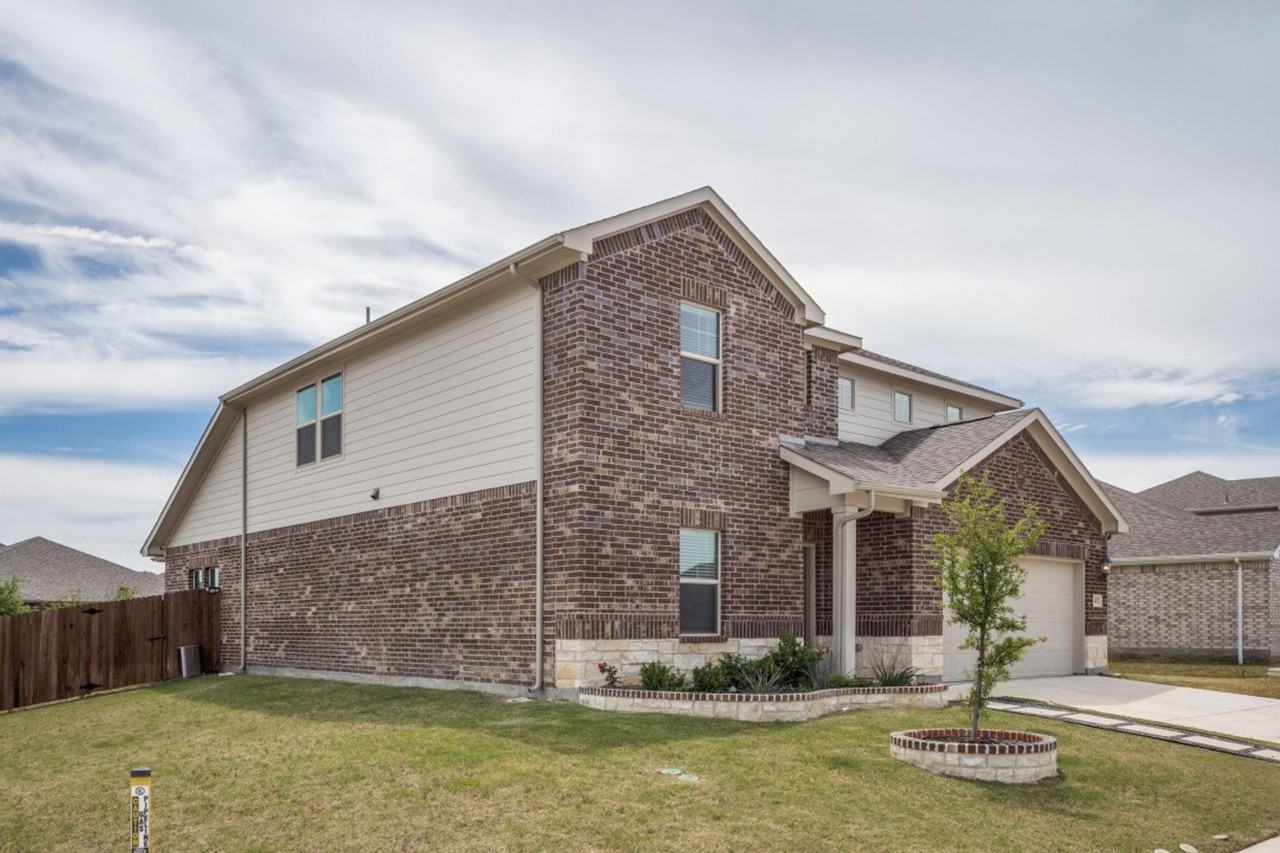 2401 Linto St - Photo 2 of 26