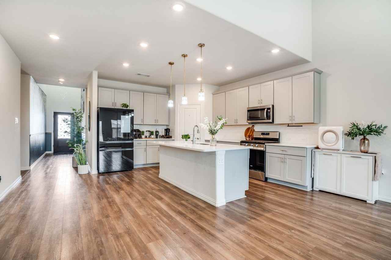 2401 Linto St - Photo 4 of 26