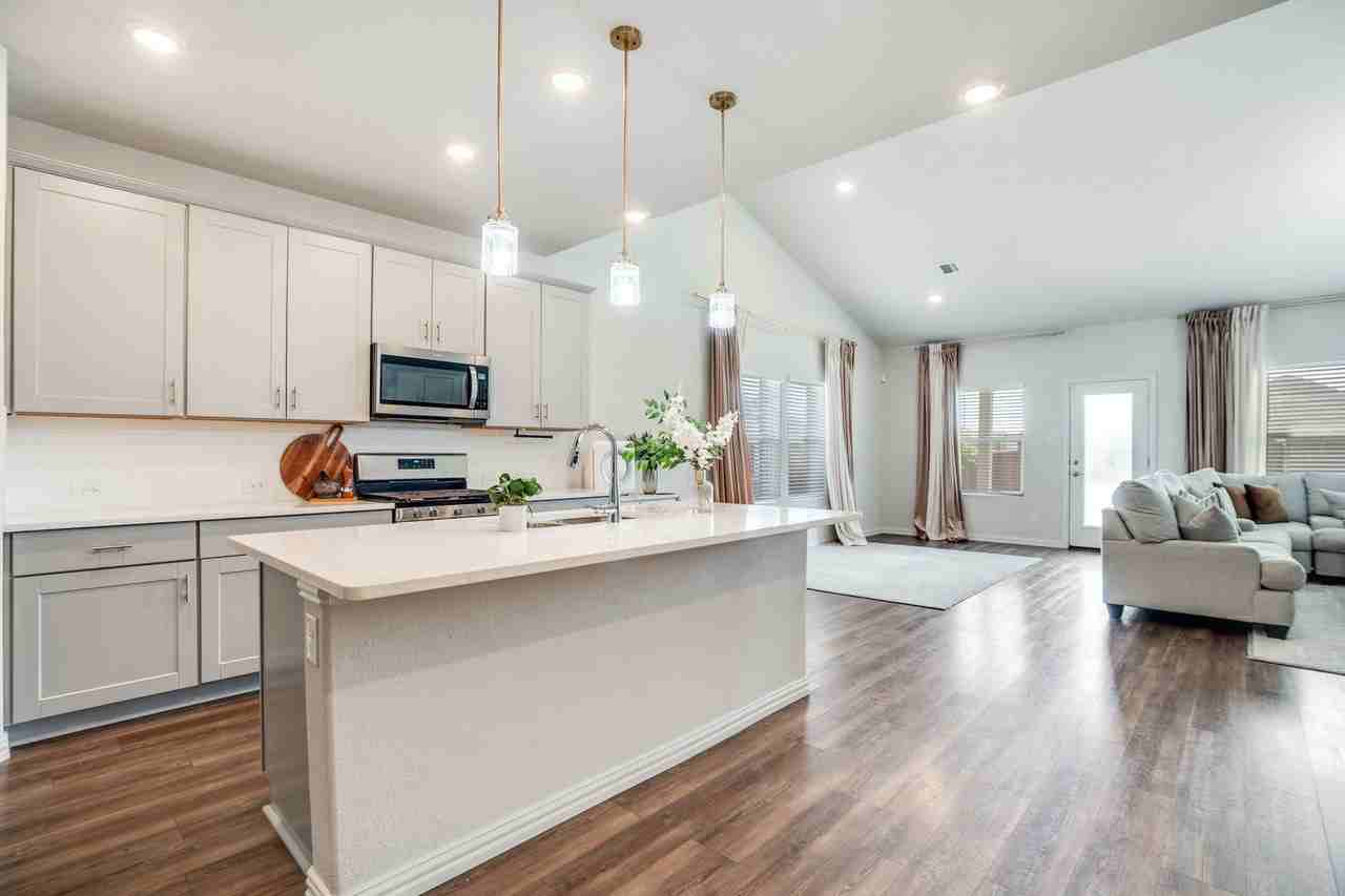 2401 Linto St - Photo 6 of 26