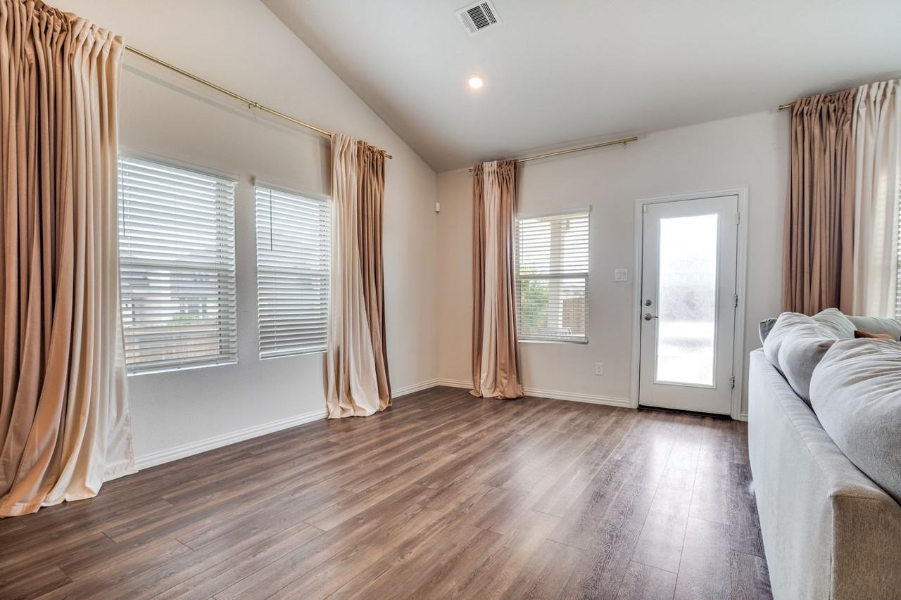 2401 Linto St - Photo 7 of 26