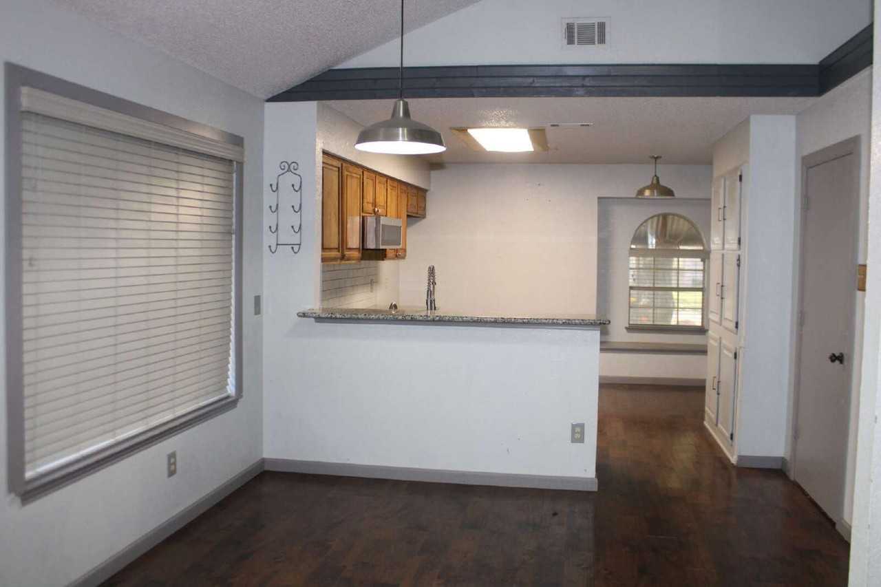 915 W Lovers Ln - Photo 2 of 16
