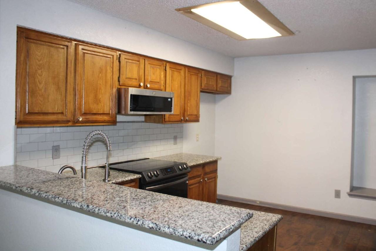 915 W Lovers Ln - Photo 3 of 16