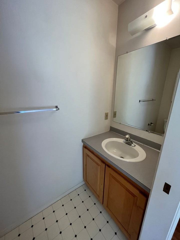 2204 Xenia St - Photo 4 of 10