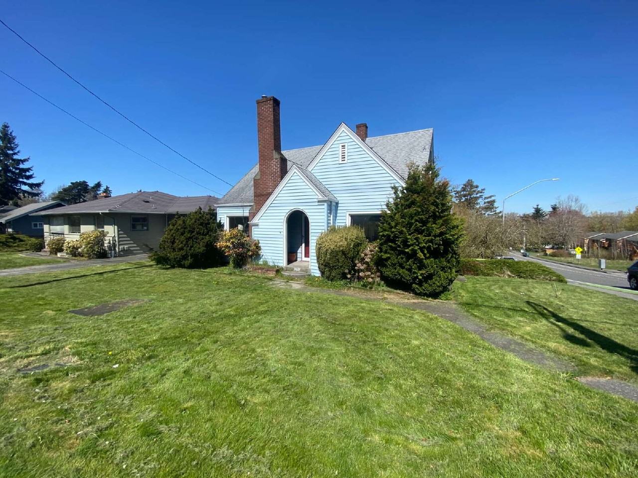 1421 Lakeway Dr - Photo 3 of 21