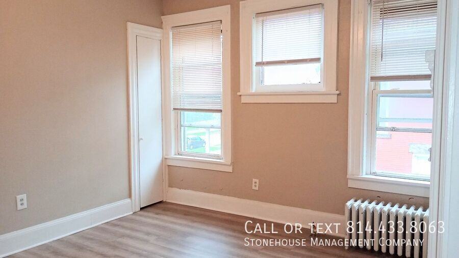 422 W 10th St #3 - Photo 3 of 9