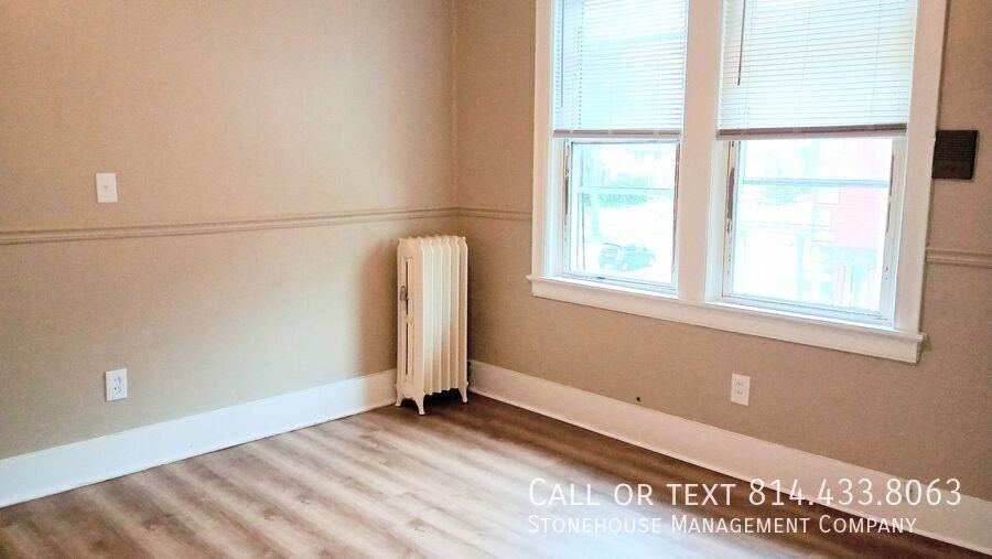 422 W 10th St #3 - Photo 4 of 9