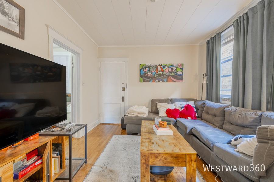 2550 N Southport Ave #1R - Photo 2 of 10