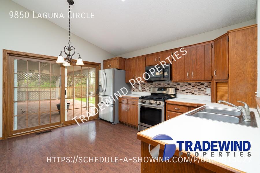 9850 Laguna Cir - Photo 2 of 34