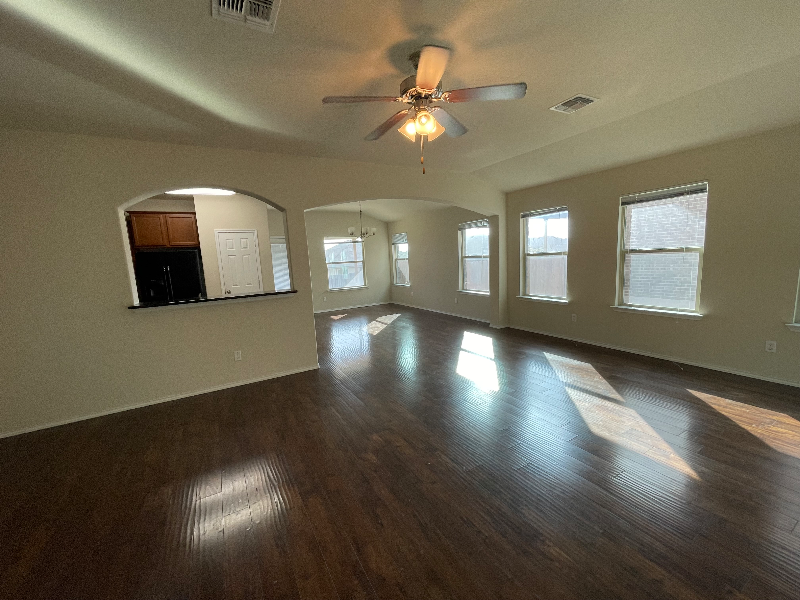 2720 Samson Dr - Photo 3 of 14