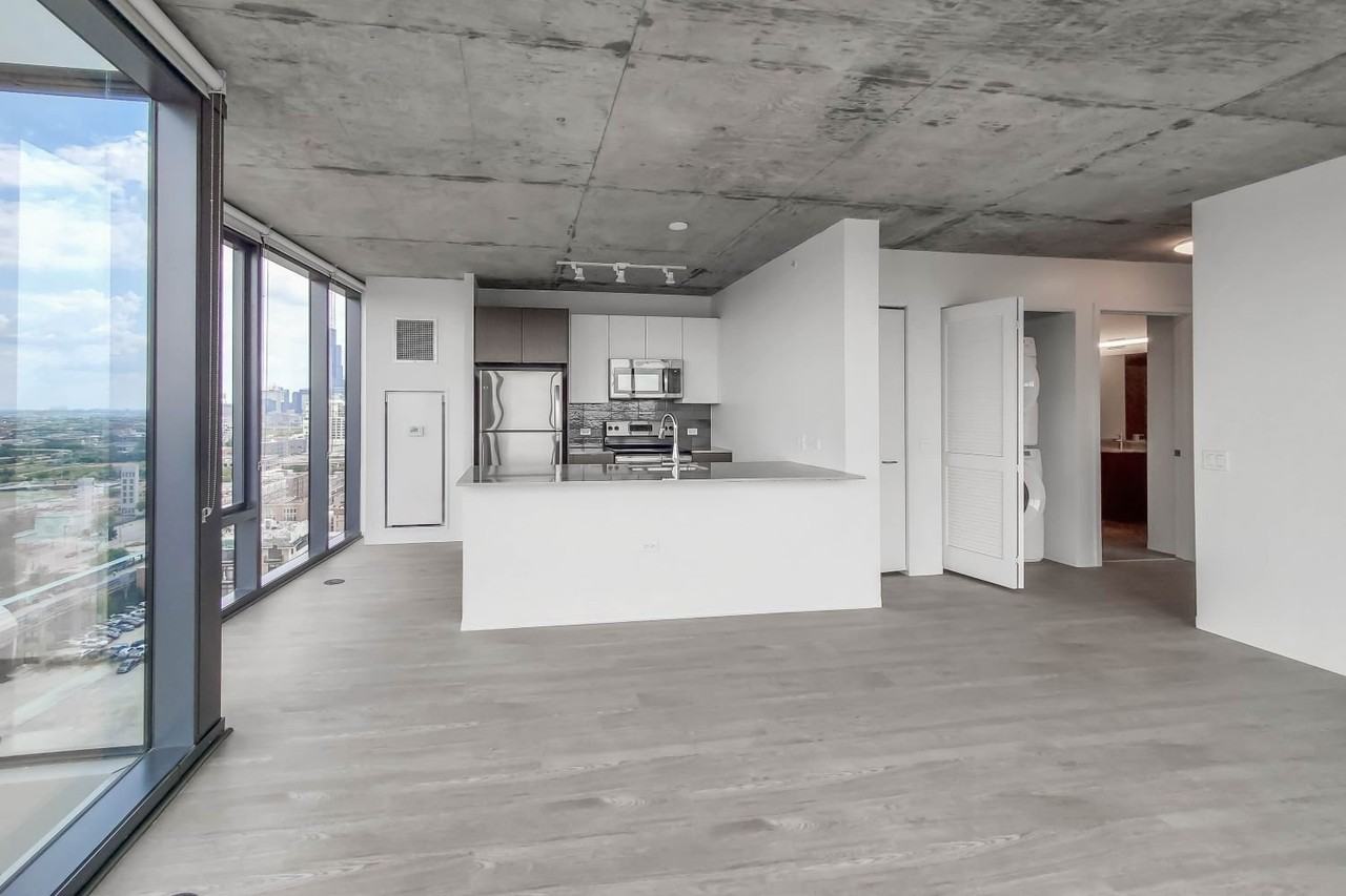 2113 S Wabash Ave - Photo 2 of 14