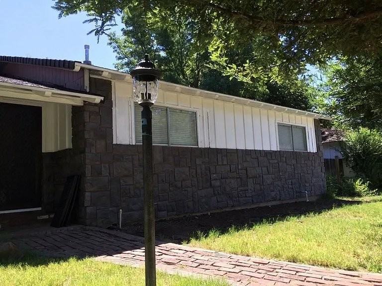 220 Sherman Dr - Photo 2 of 19