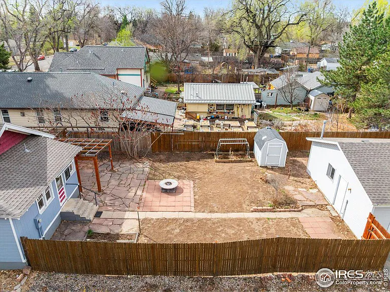 335 Park St - Photo 4 of 20