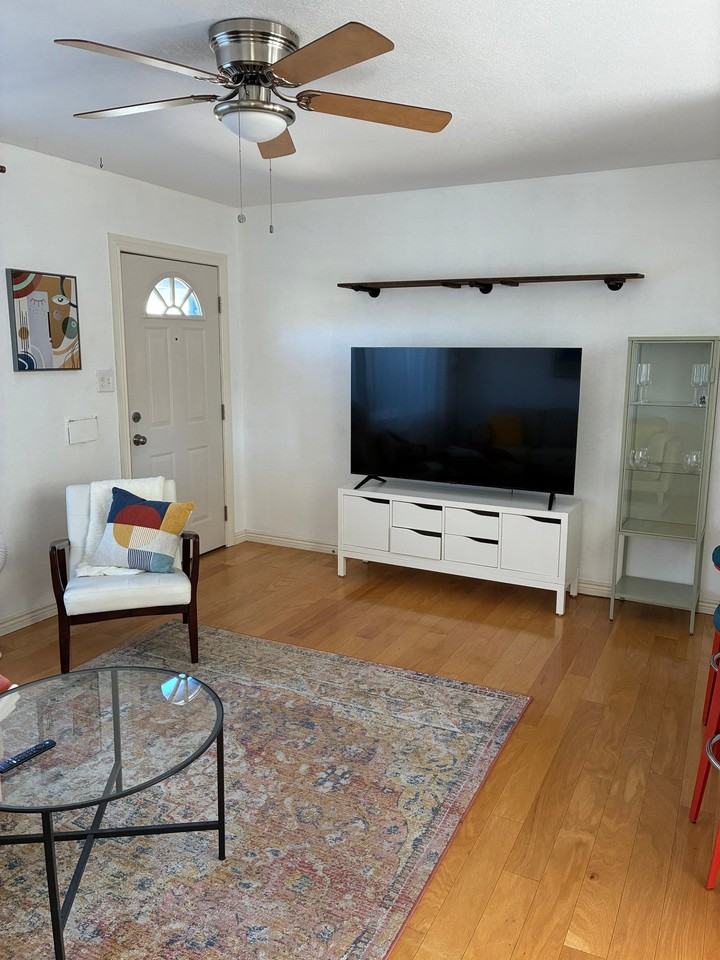 3324 N Fillmore St - Photo 2 of 10