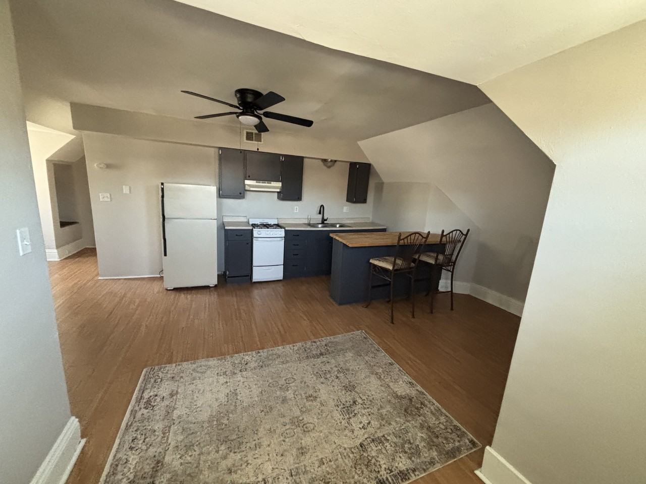 215 S Aiken Ave - Photo 2 of 11