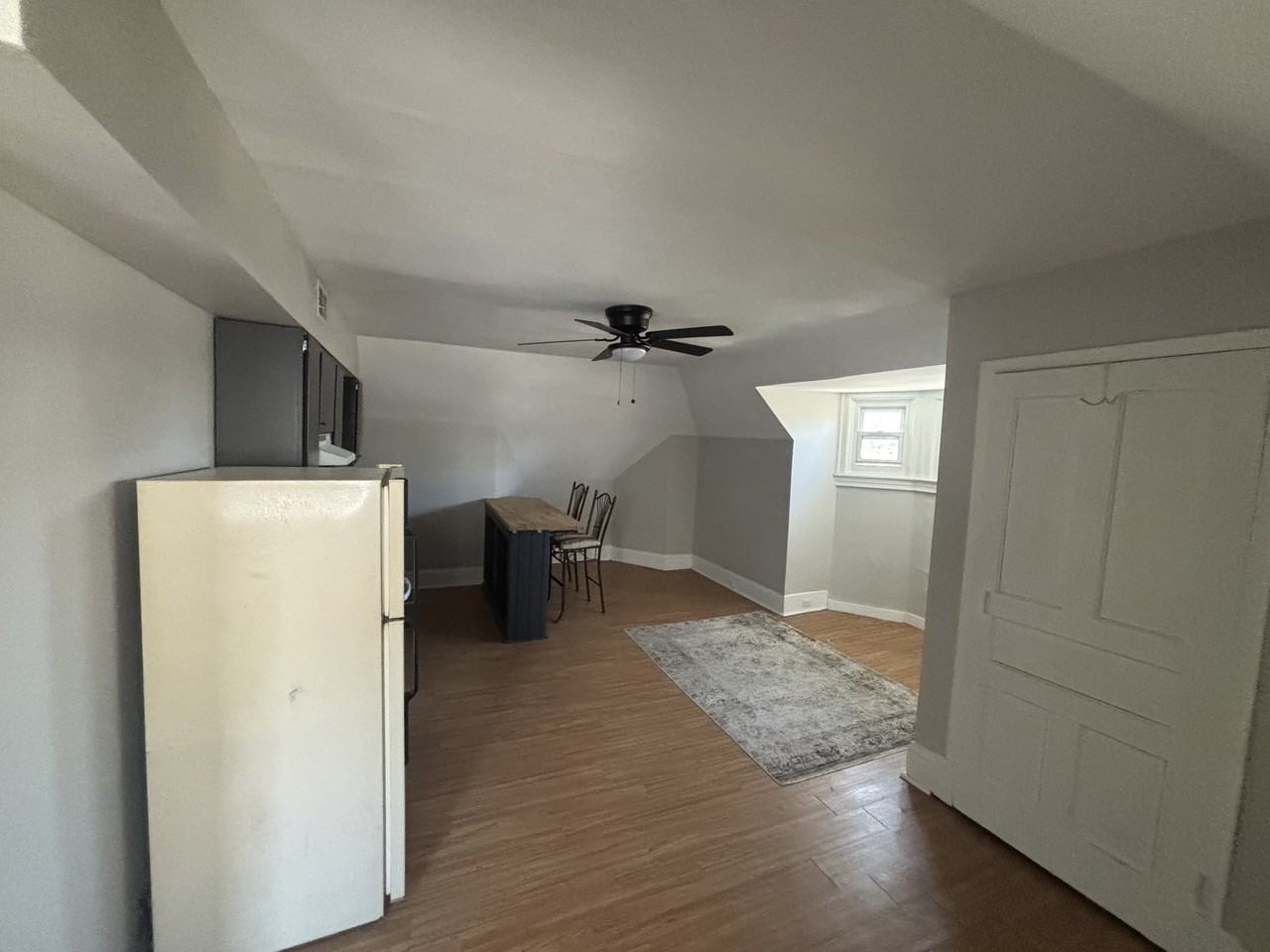 215 S Aiken Ave - Photo 3 of 11