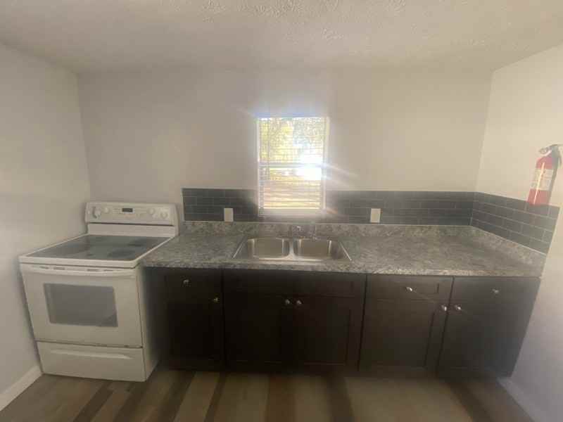 1541 Mccollum St - Photo 7 of 12