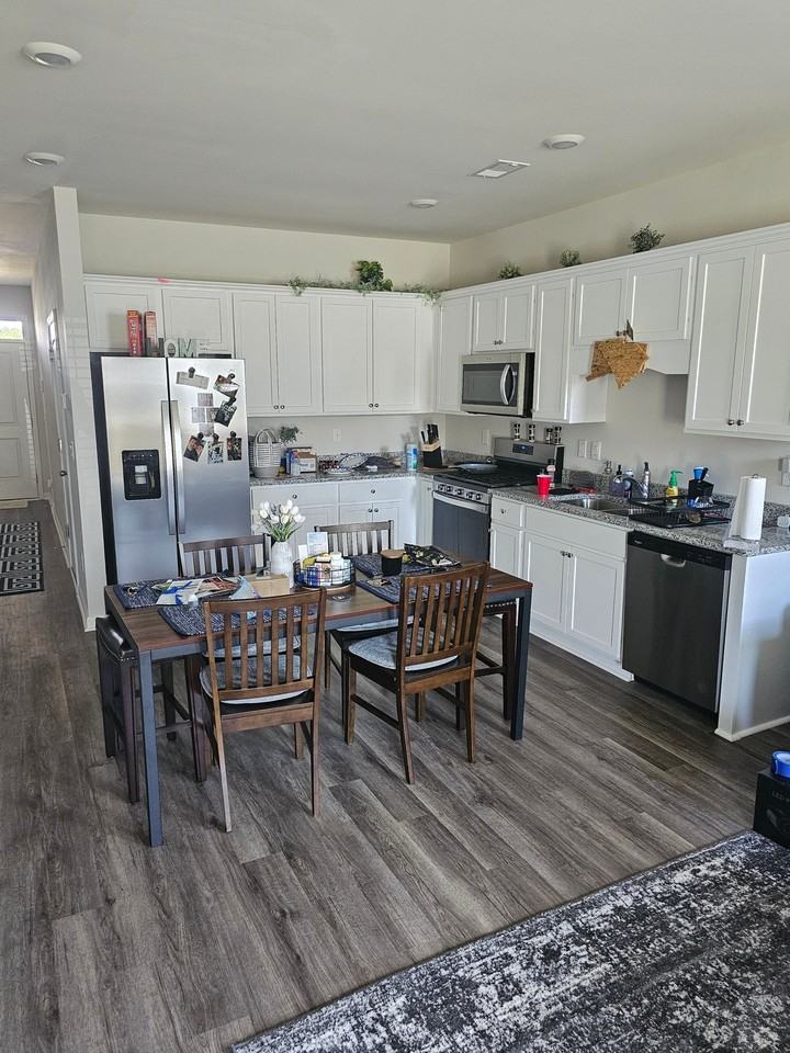 402 Toledo St - Photo 2 of 12