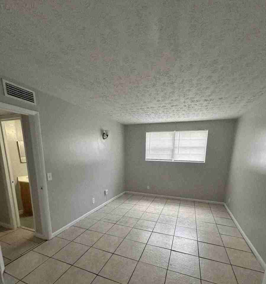 Aria - 2862 W. 1st St. #3 - Photo 4 of 16