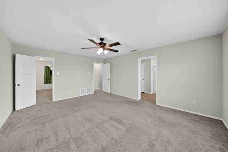 605 Mayfield Dr - Photo 4 of 20