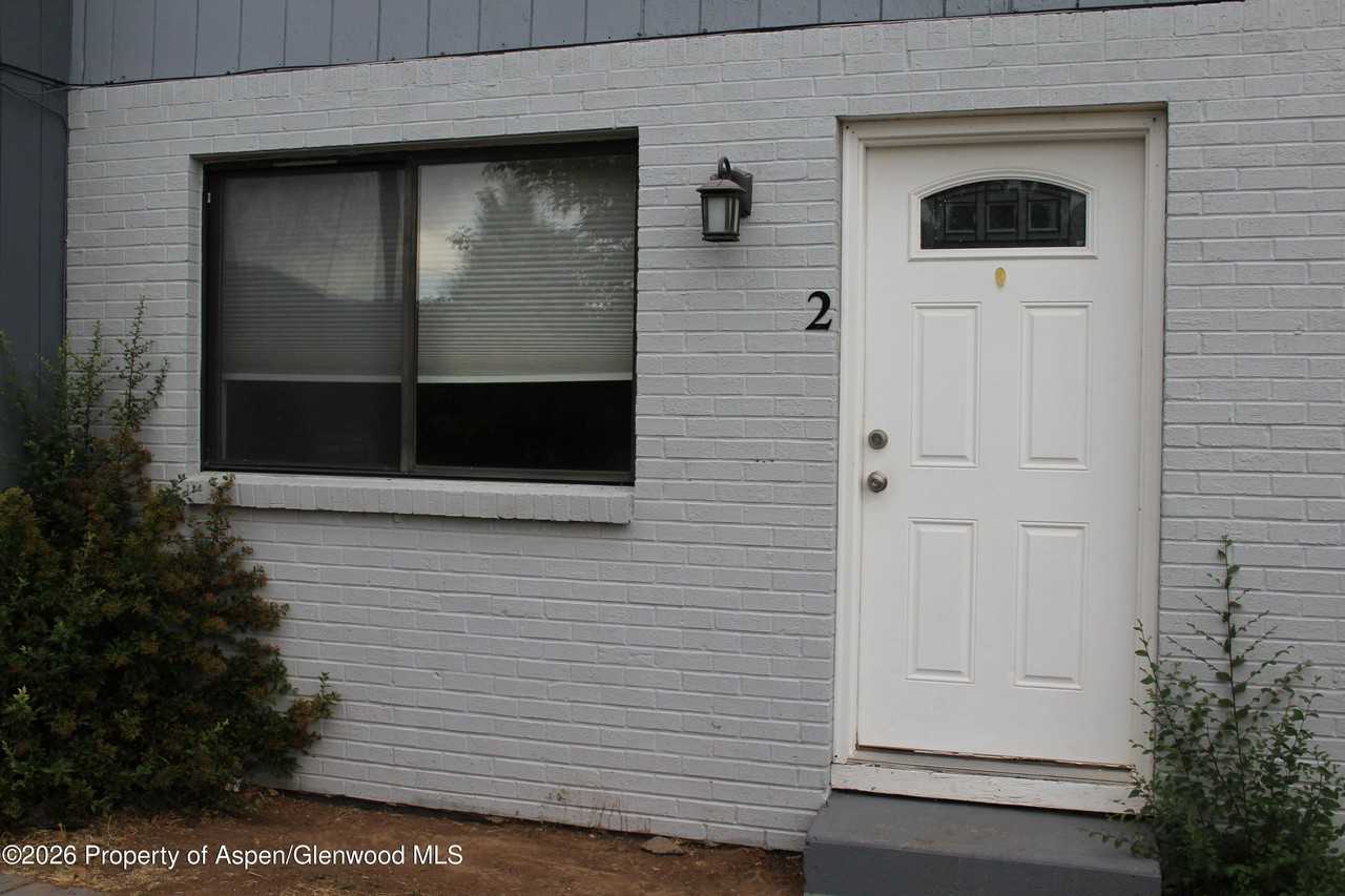 1322 E 7th St - Photo 2 of 9