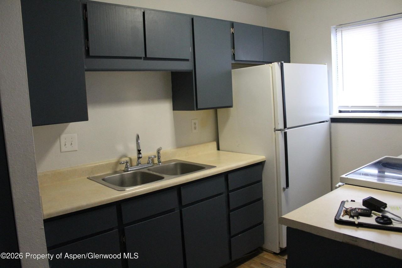 1322 E 7th St - Photo 4 of 9