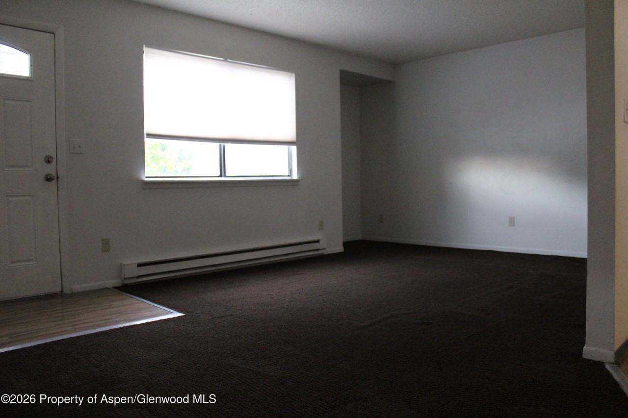 1322 E 7th St - Photo 5 of 9