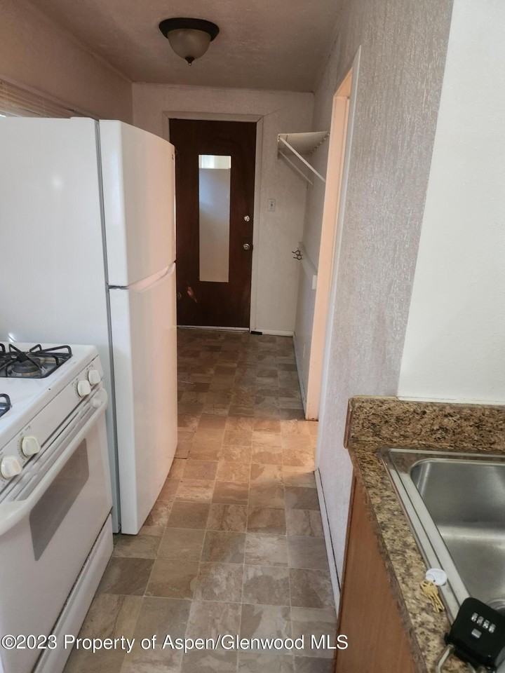 915 Bennett Ave - Photo 4 of 5