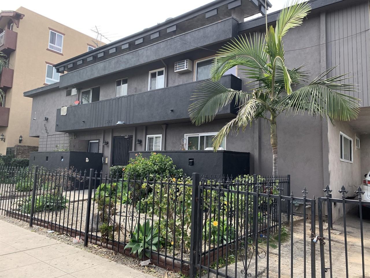 1327 S St. Andrews Pl - Photo 2 of 3