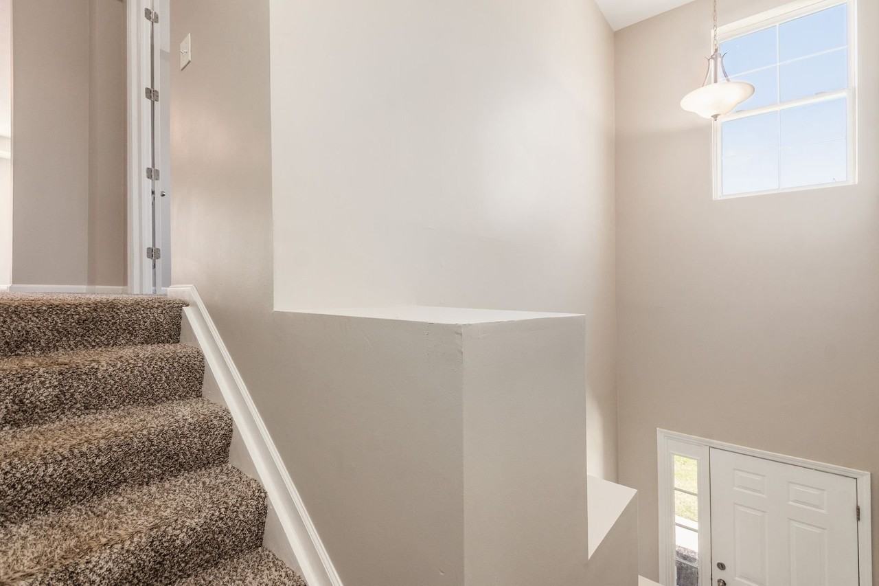 560 Redwood Ln - Photo 3 of 26