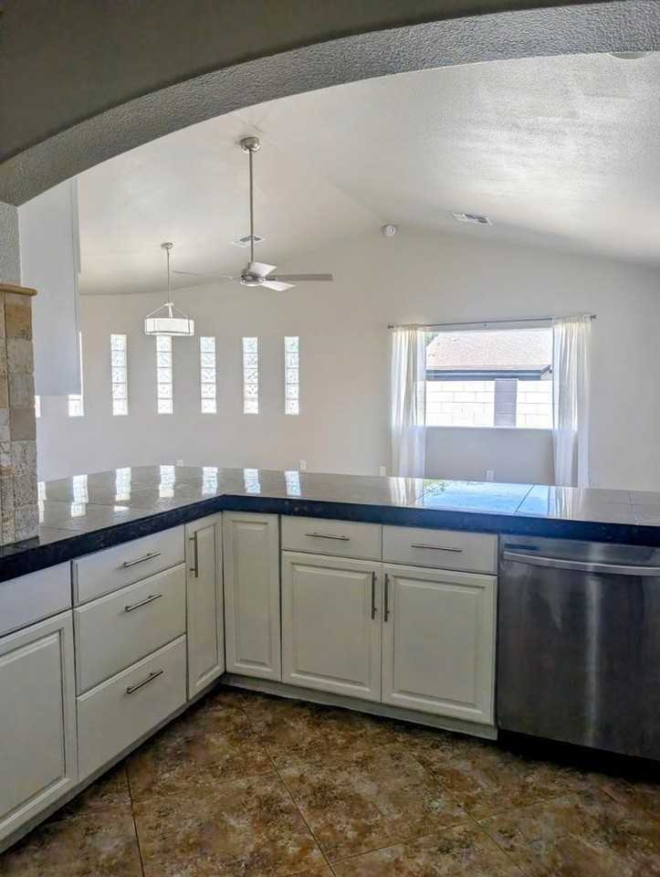 1016 W Manhatton Dr - Photo 6 of 19