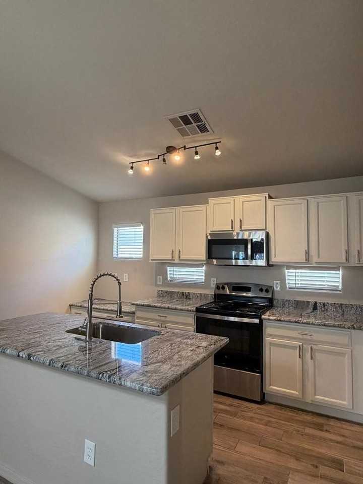 11284 W Magnolia St - Photo 3 of 16