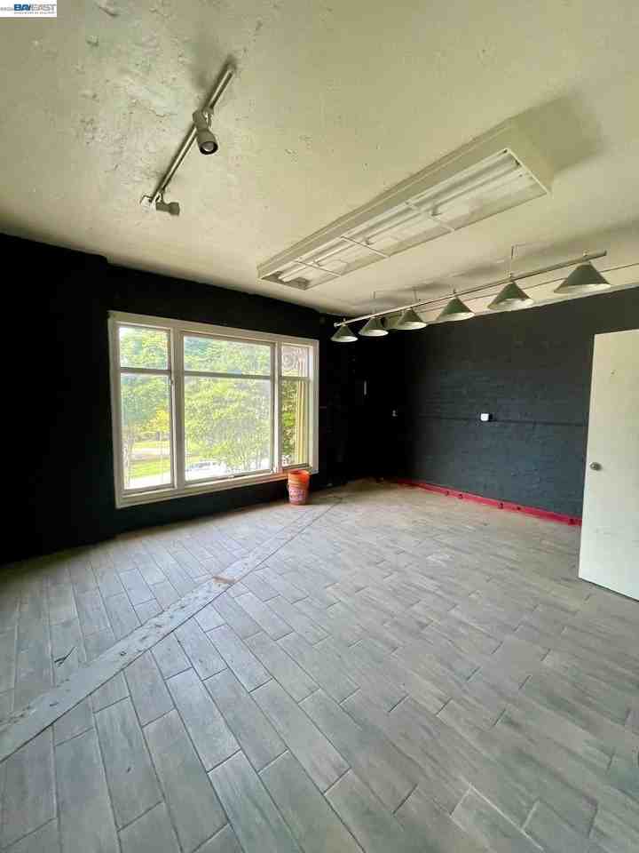 22622 Mission Blvd - Photo 4 of 10