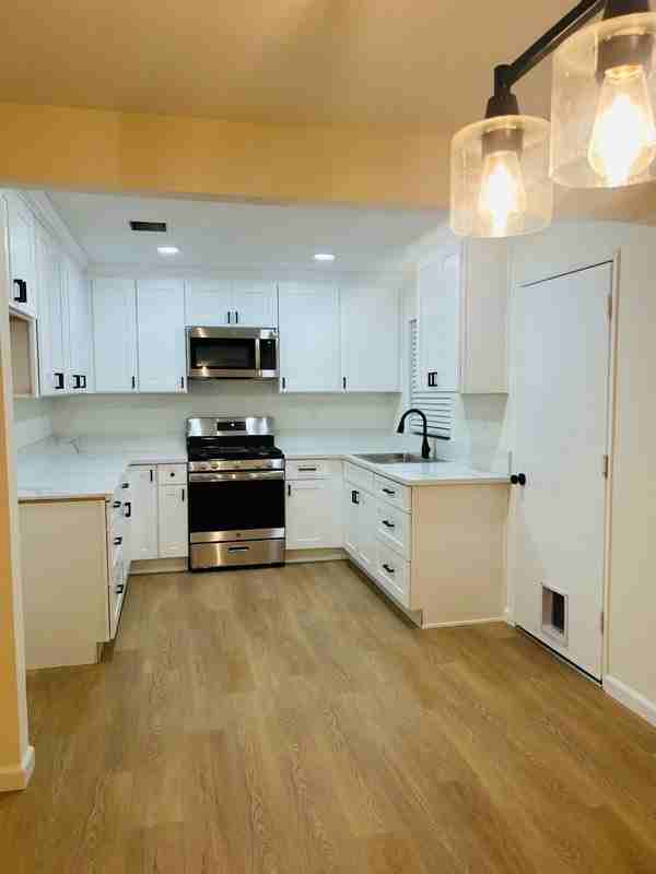 2811 E 11th St - Photo 4 of 16