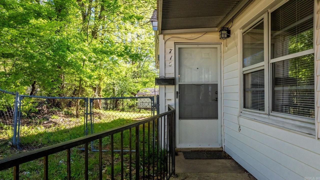 713 Oakwood - Photo 4 of 18