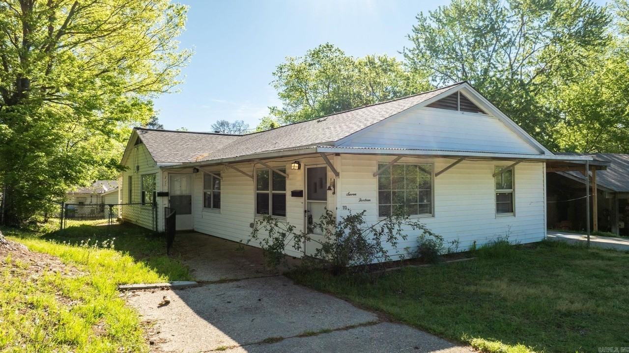 715 Oakwood - Photo 2 of 19