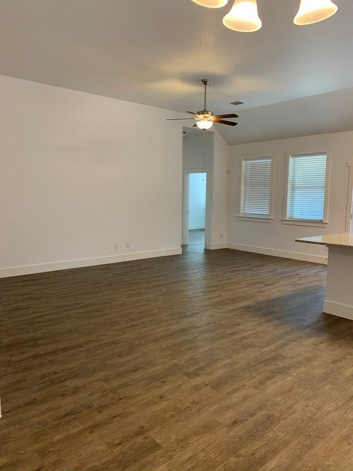 306 Winston Dr - Photo 3 of 14