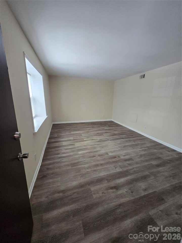 5808 Hunting Ridge Ln Apt J - Photo 4 of 10