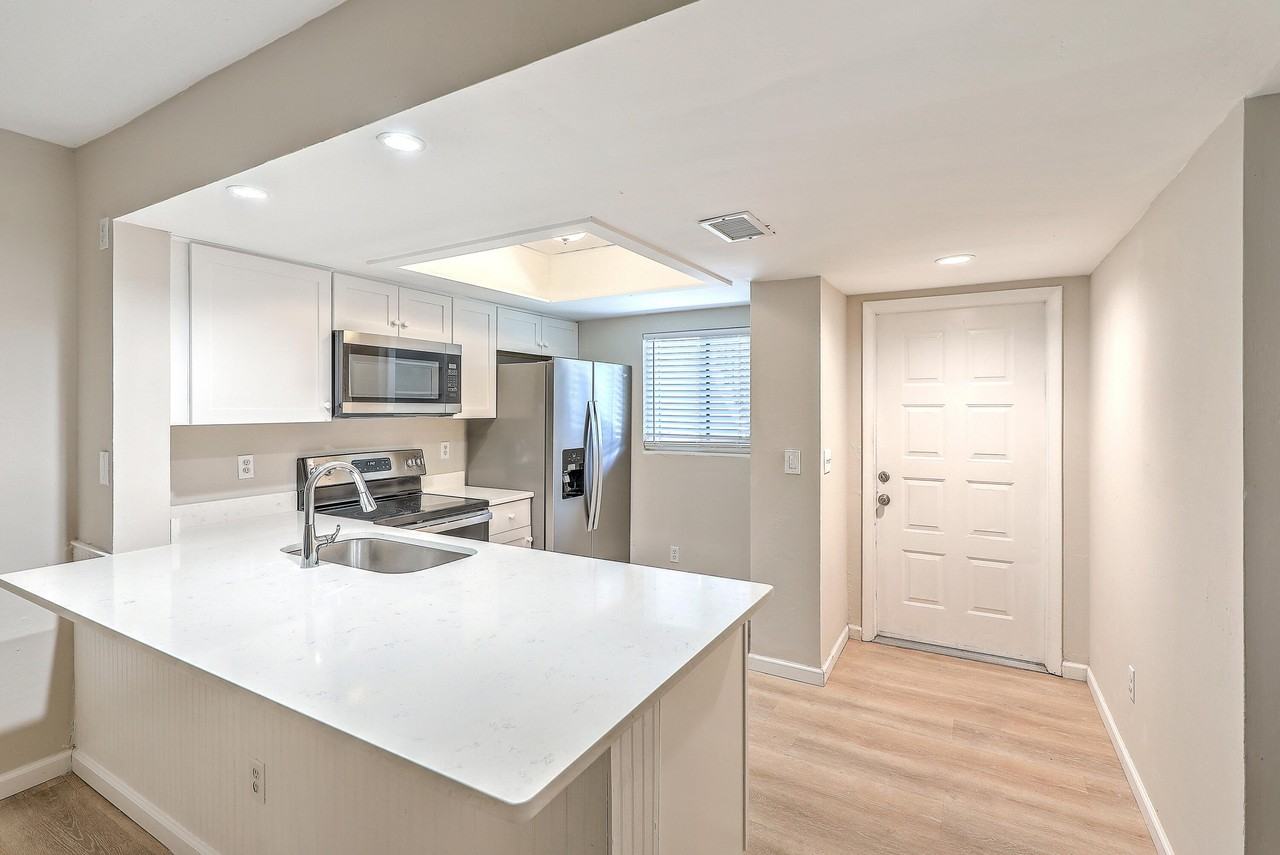 2162 Bees Ferry Rd Apt A - Photo 5 of 31