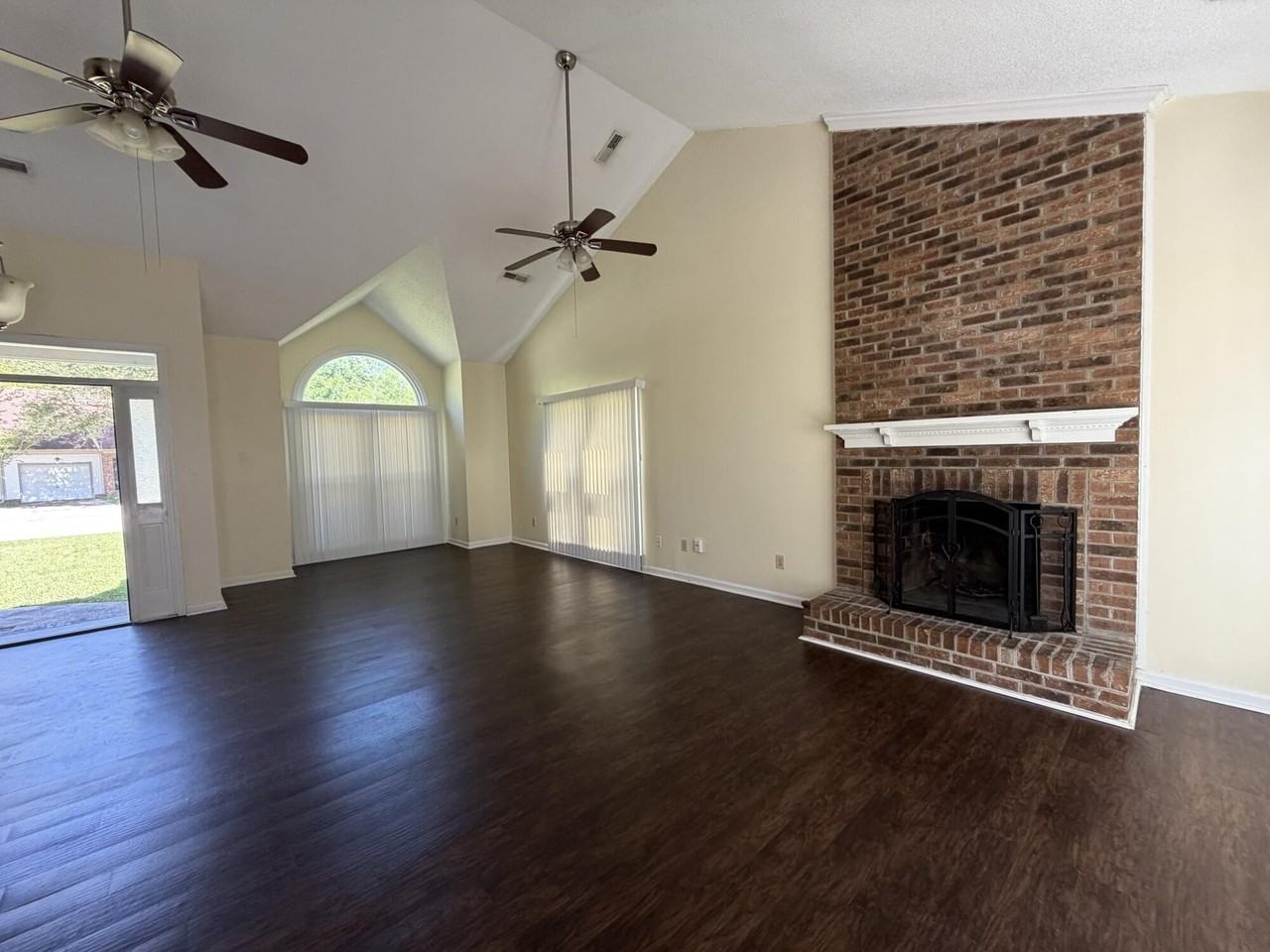 160 Wainwright Mnr - Photo 4 of 18