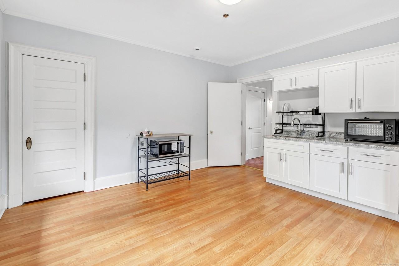 292 Coram Ave - Photo 5 of 16