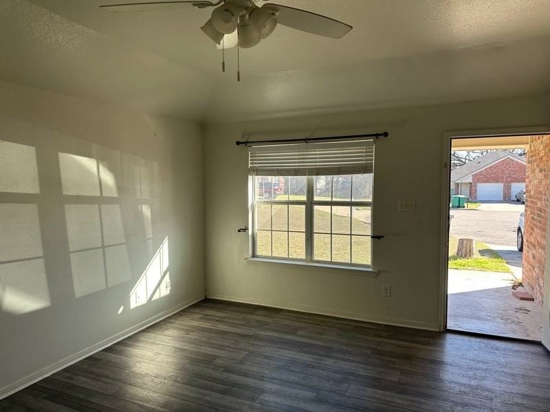 402 Topeka Ct #B - Photo 3 of 16