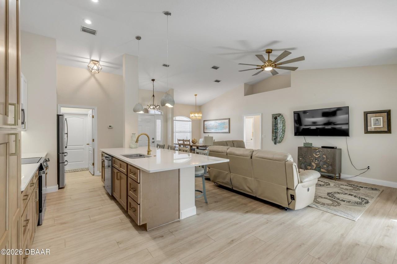 646 S Pine St - Photo 3 of 30