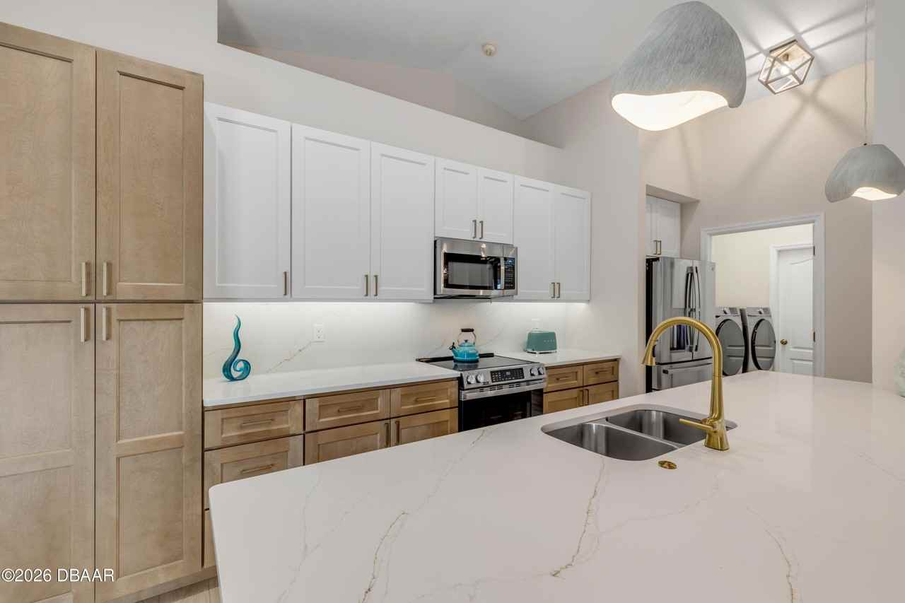 646 S Pine St - Photo 4 of 30