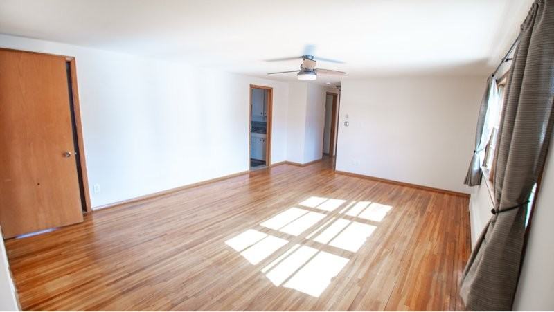 1402 Summit Ave - Photo 2 of 7