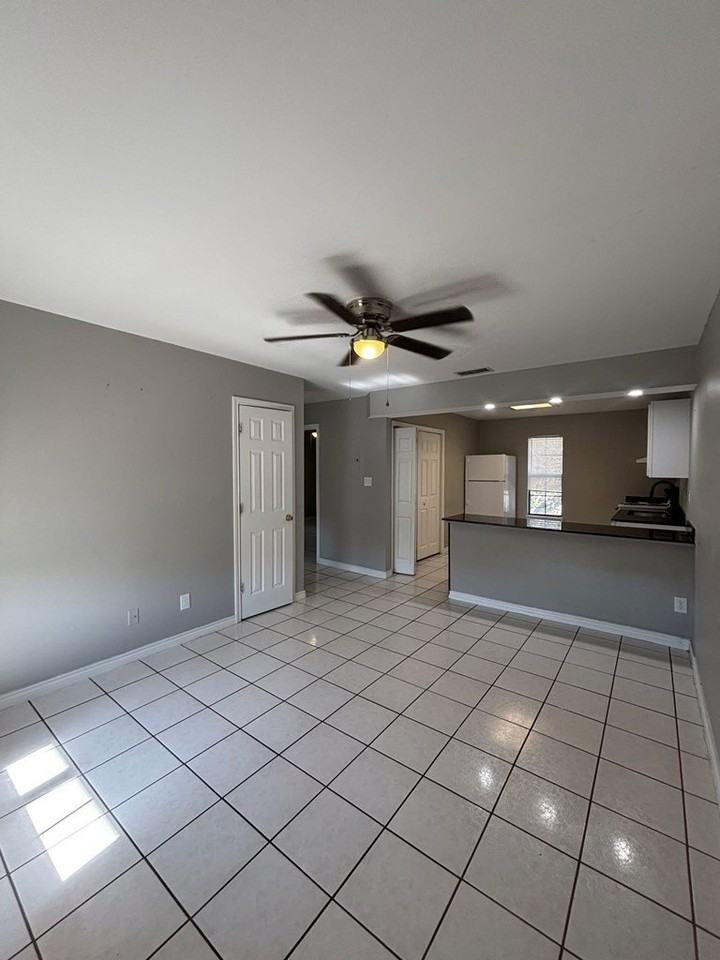 2267 N Veterans Blvd - Photo 2 of 12