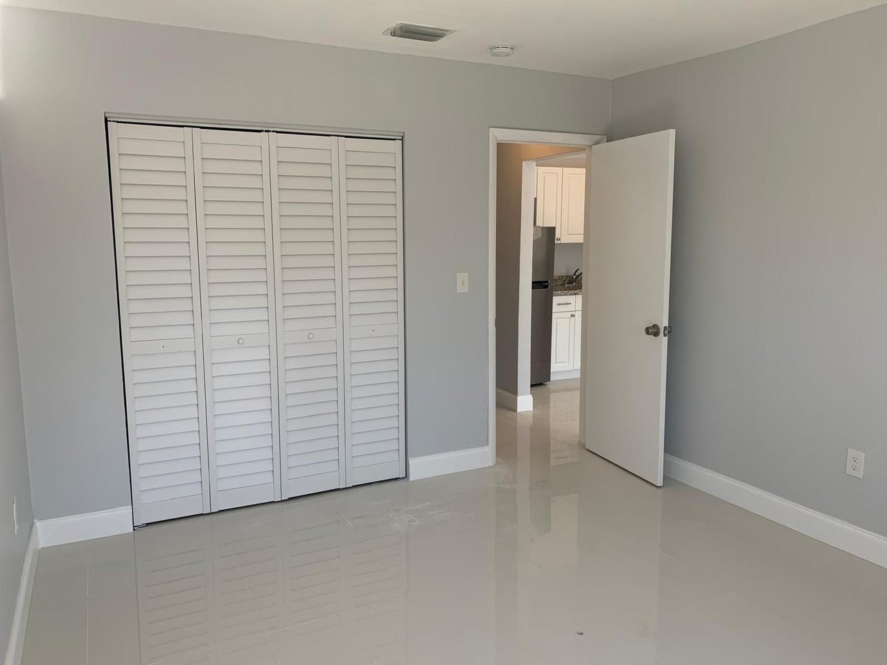 6Plex 1479 NW 16 ST - Photo 5 of 12