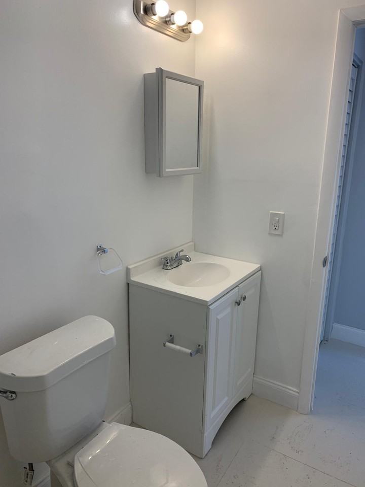 6Plex 1479 NW 16 ST - Photo 7 of 12